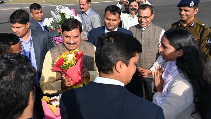 मुख्यमंत्री डॉ. यादव के शपथ ग्रहण के बाद पहली बार उज्जैन आने पर हेलीपेड पर हुआ आत्मीय स्वागत